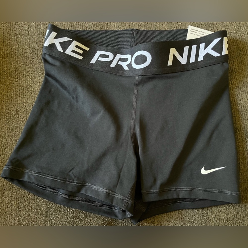 NWT Women’s Nike Pro Black Athletic Shorts Size Small
